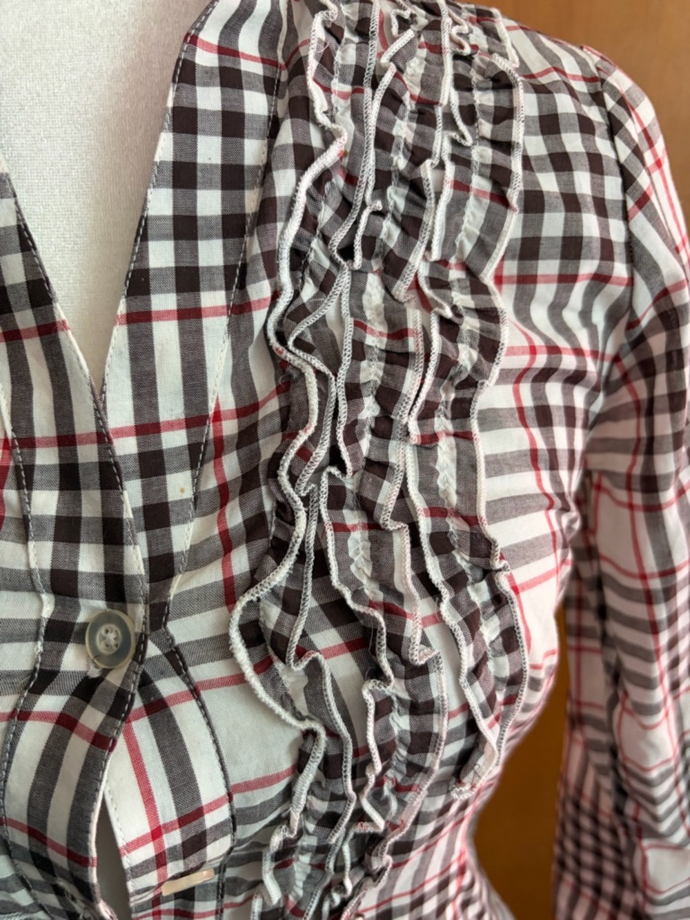 L.E.I. Eye Energy Intelligence Plaid Ruffle Button Front Top Size M - Picture 2 of 4